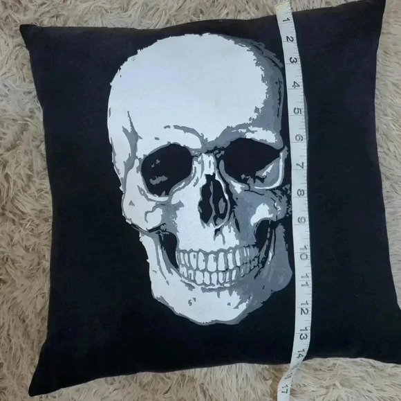 SKULL Print Throw pillow - Picture 2 of 5